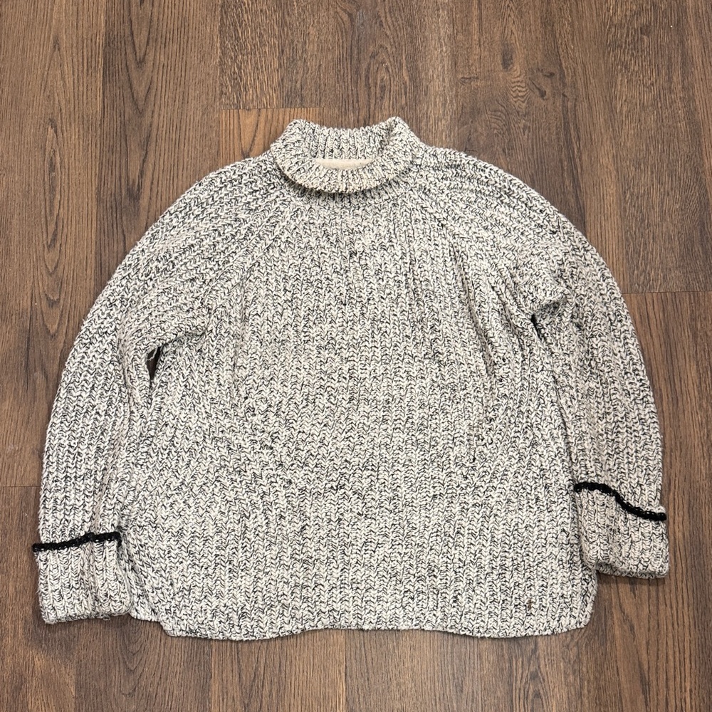 Women’s white and grey Knit Sweater size 42 turtle neck